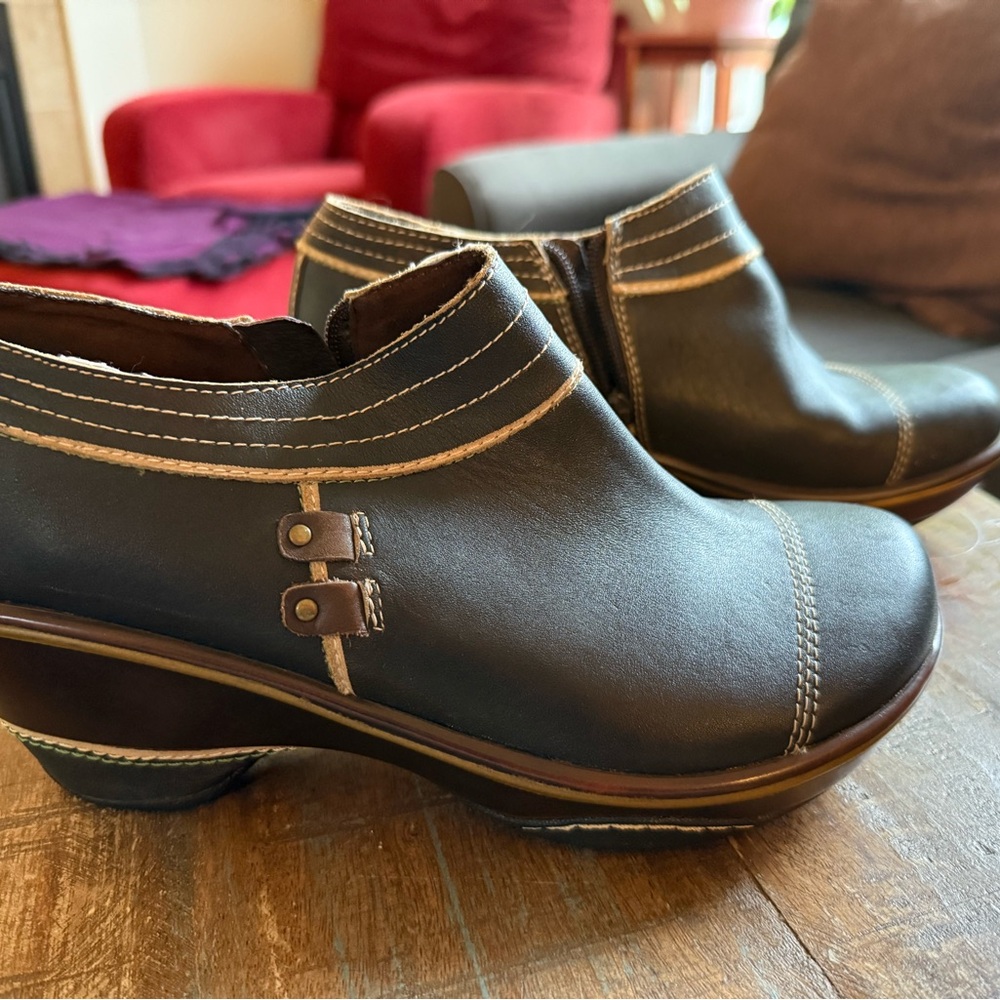 Never worn luxury comfort wedges
